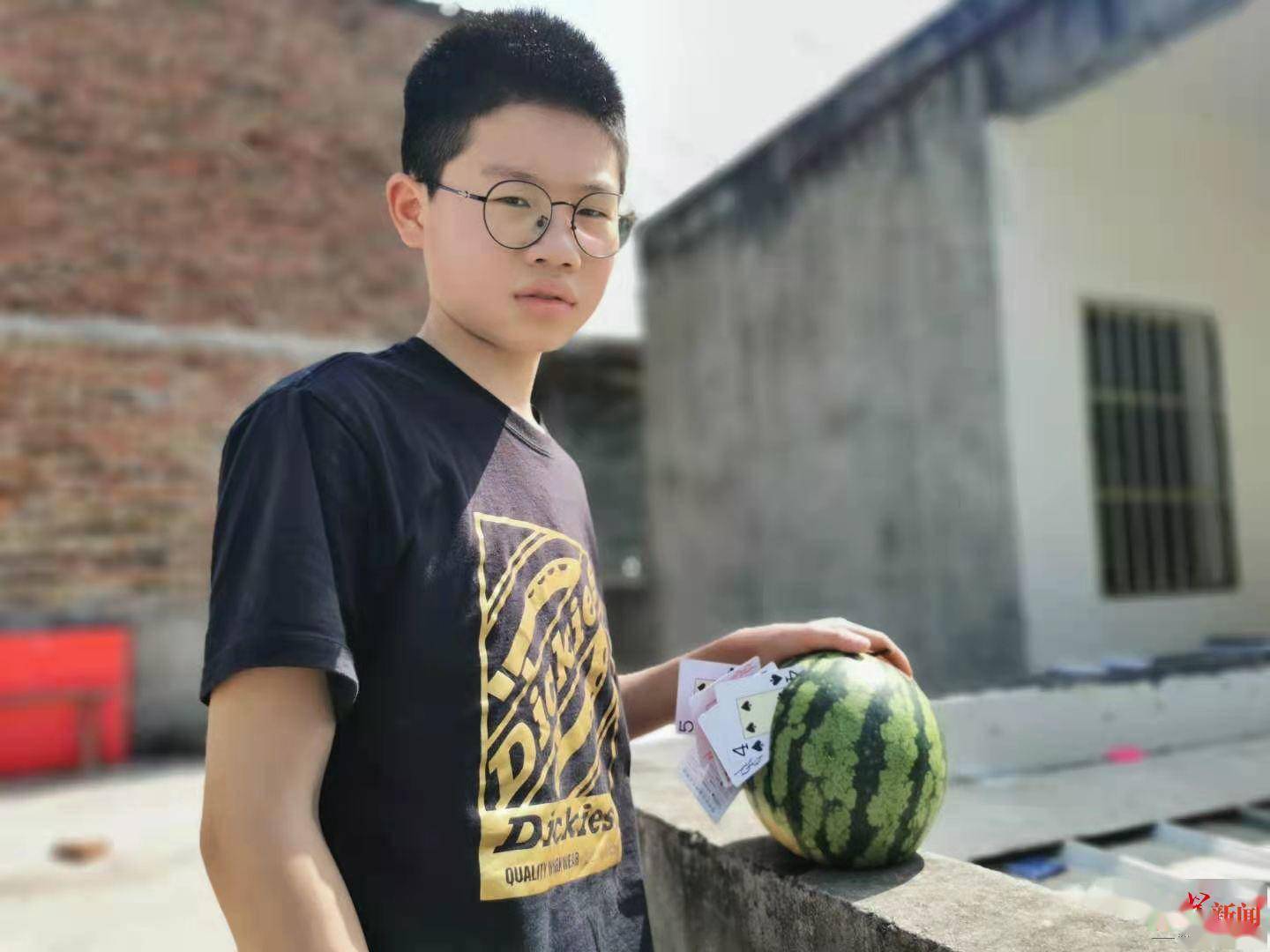 14岁学生迈开腿玩打扑克