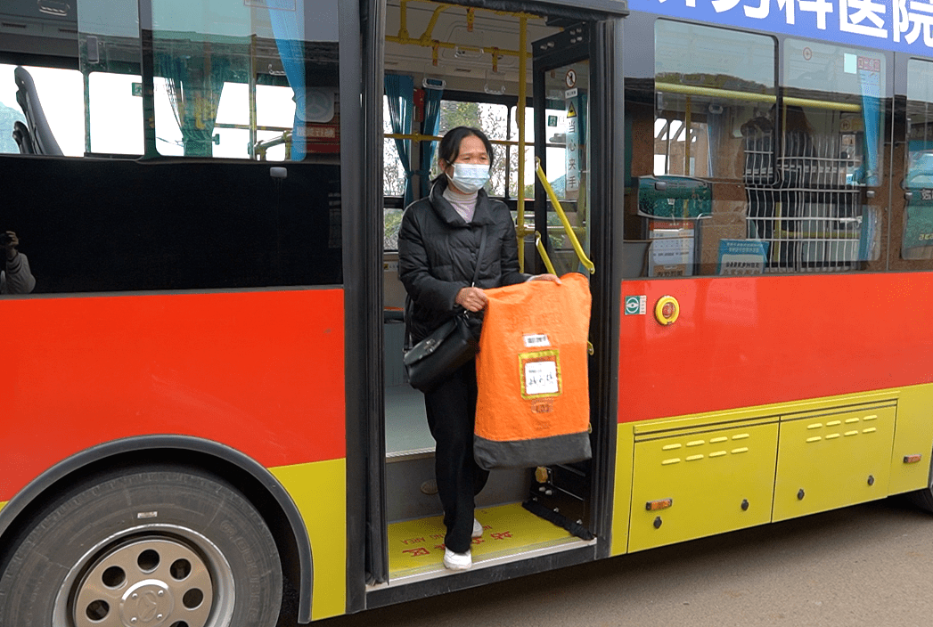 公交车化身救生垫救下悬空工人-第3张图片