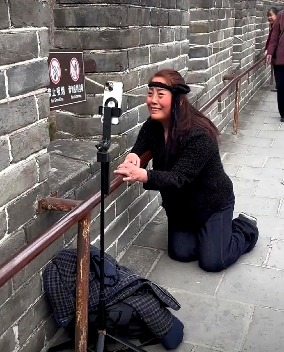 把她摆成跪趴姿势