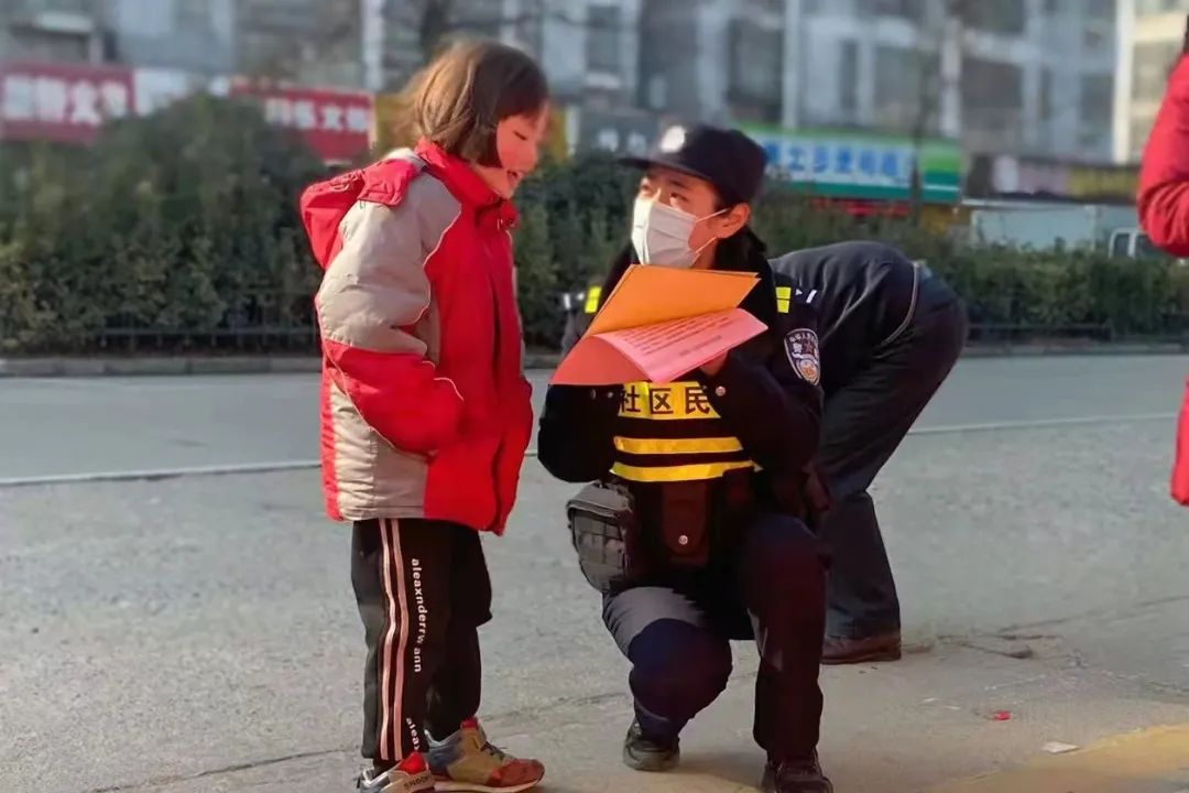 小乌酱女警双丝脚足在线看