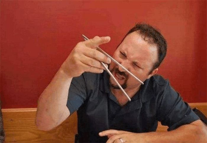 如何拿一根筷子玩哭自己如何拿一根筷子玩哭自己