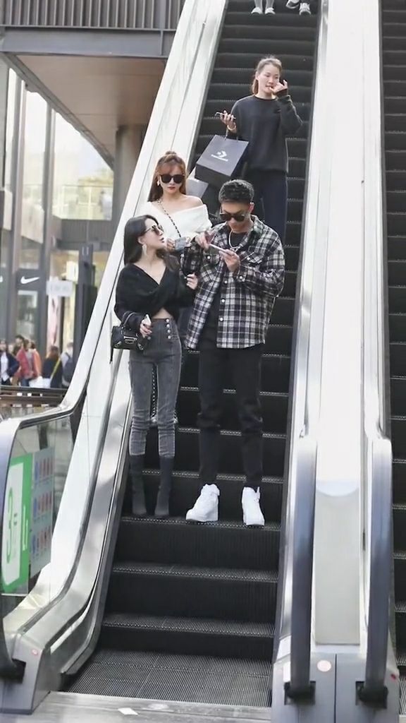 闺蜜和男朋友三个人吃饭尴尬闺蜜与男朋友三人吃饭尴尬-第3张图片