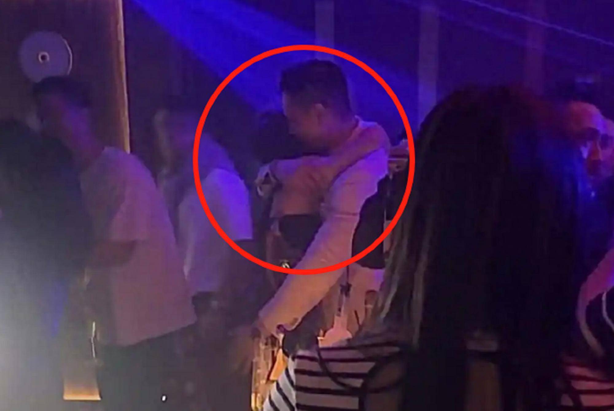 坏人手撕衣服视频辣眼睛性侵美女，黑暗阴影下的阴影