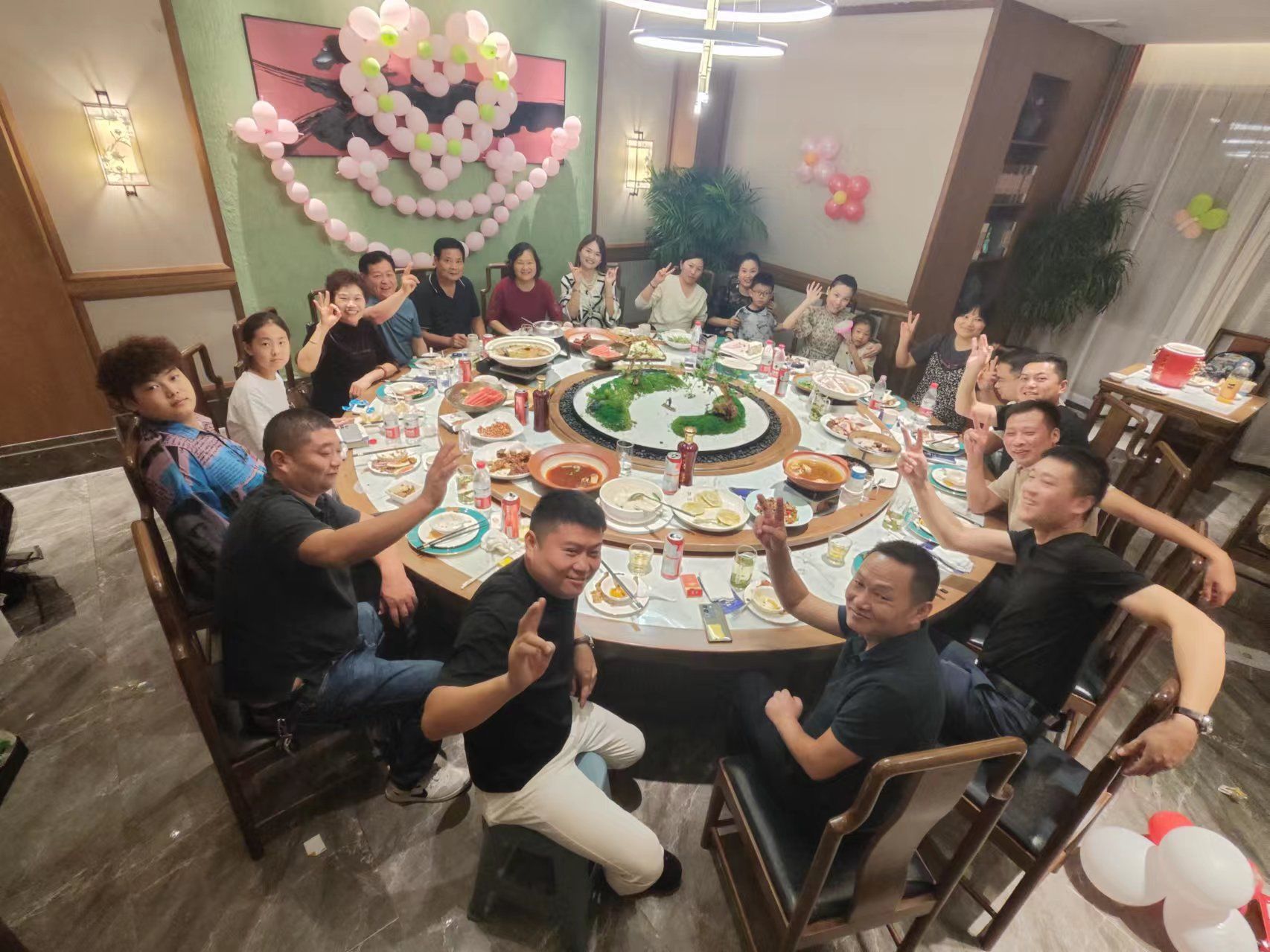 二个人吃一个B二个人吃一个B，共享美食的温馨时刻-第2张图片