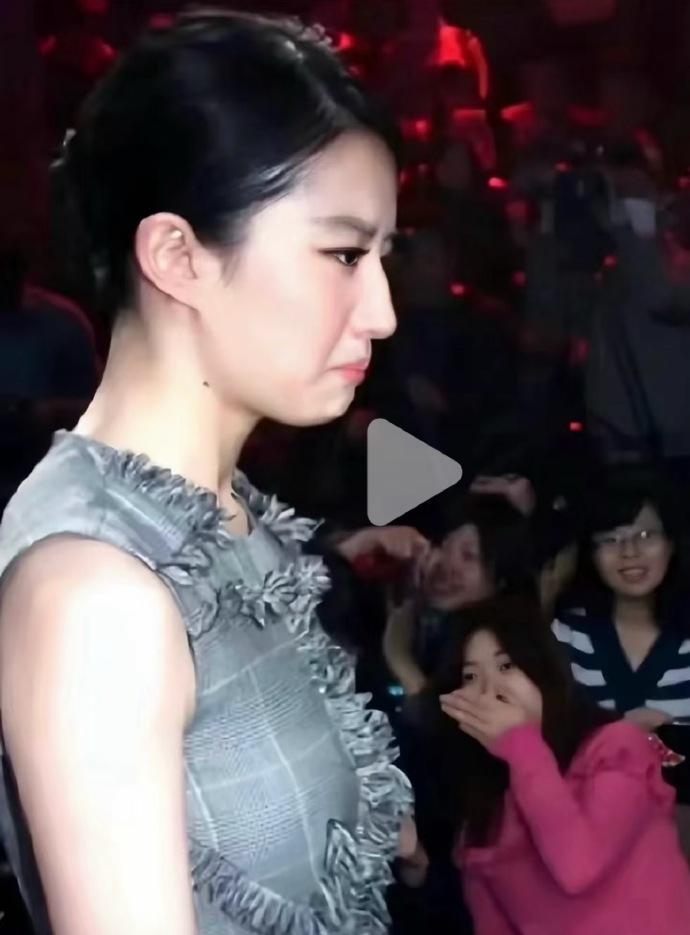 刘亦菲首映蹲地上的电影刘亦菲首映蹲地上