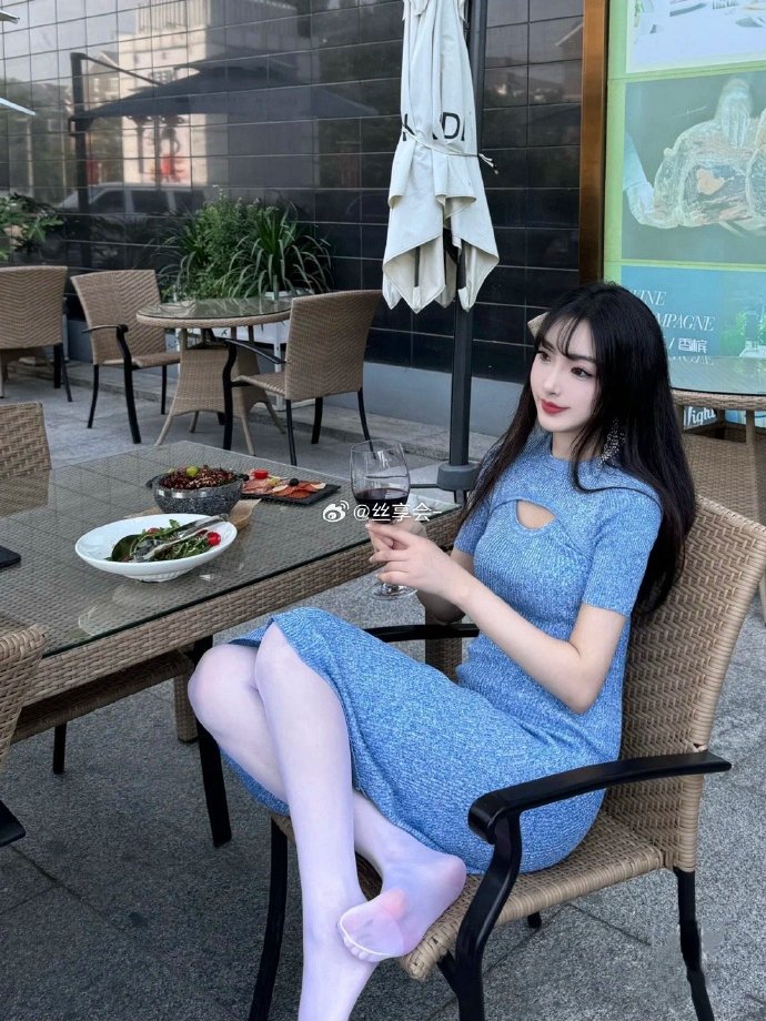 把极品白丝班长啪到腿软