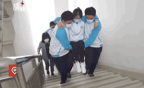 班里的男生轮流玩我怎么办