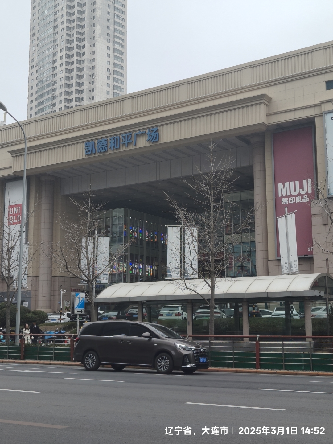 公交车一个接一个的C公交车一个接一个的景象