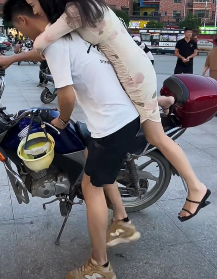 女生越喊疼男生越往里寨的免费服务现象