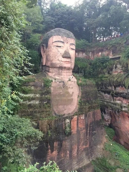 乐山大佛位于四川省乐山市，是世界上最大的石刻佛像之一。这座佛像高达71米，被誉为古代艺术和宗教的杰作。
