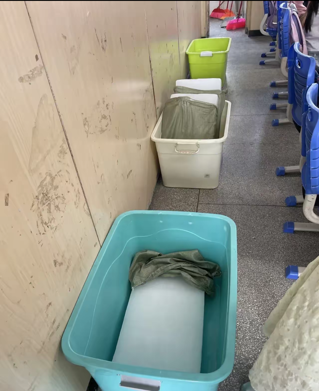 把冰块一颗一颗往里堆