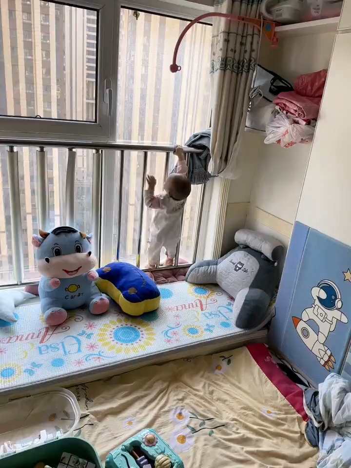 宝宝把腿抬起来靠墙上c你宝宝抬腿靠墙练习，成长之路的温馨瞬间-第2张图片