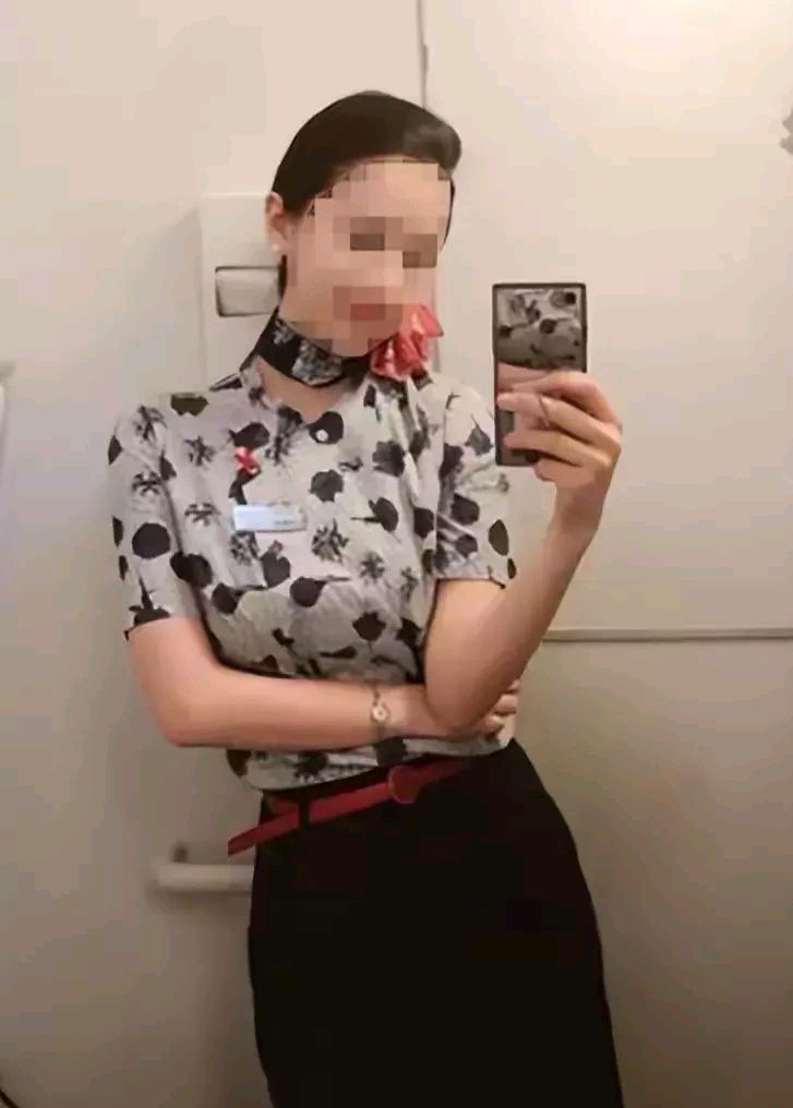 美女脱去衣服露胸和全身美女脱去衣