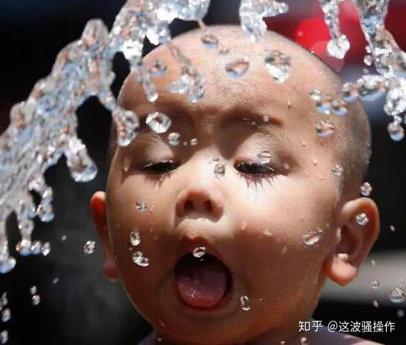 你看你的水到处都是