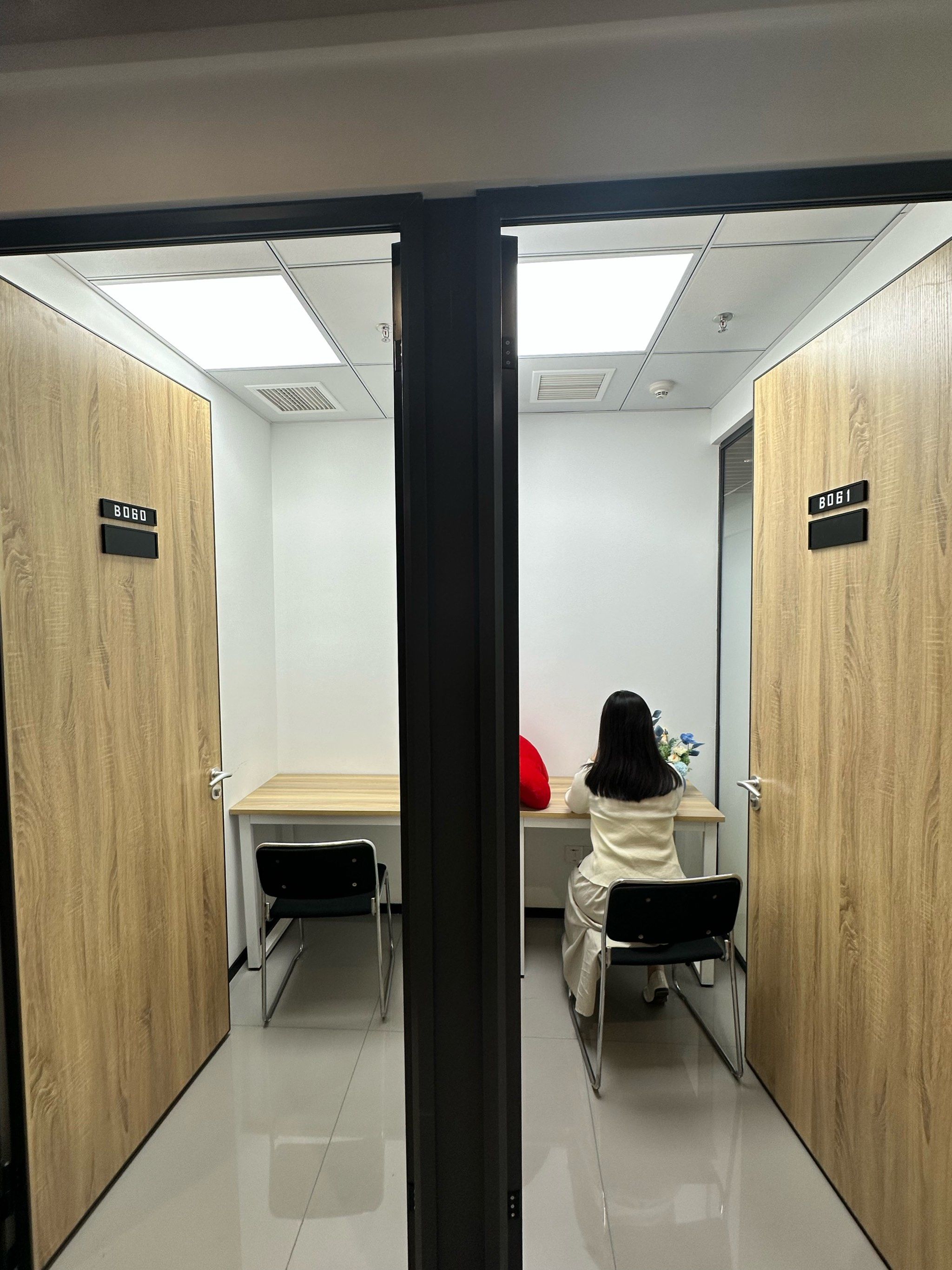 办公室老板揉我胸摸下边办公室老板揉我胸摸下边的行为-第2张图片