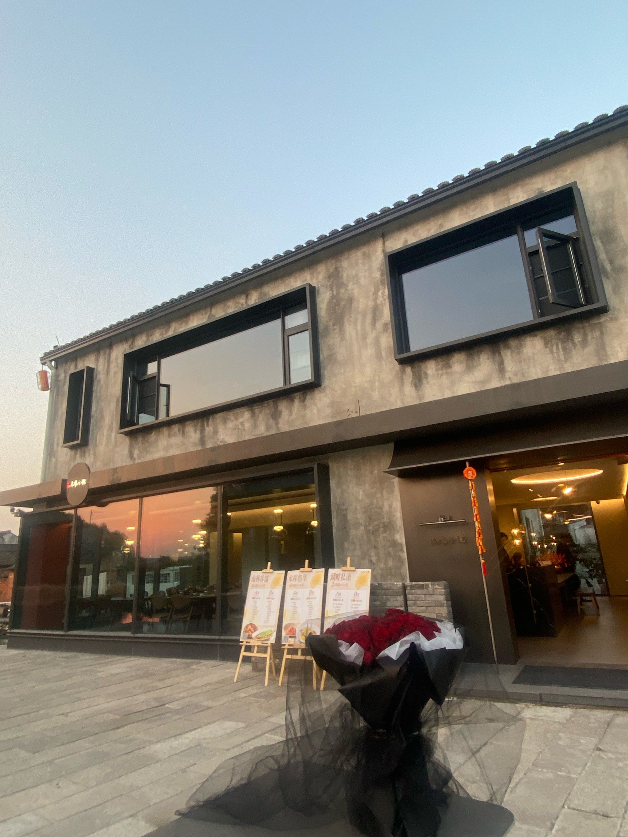 在落地玻璃窗c在落地玻璃窗下的温馨时光-第2张图片