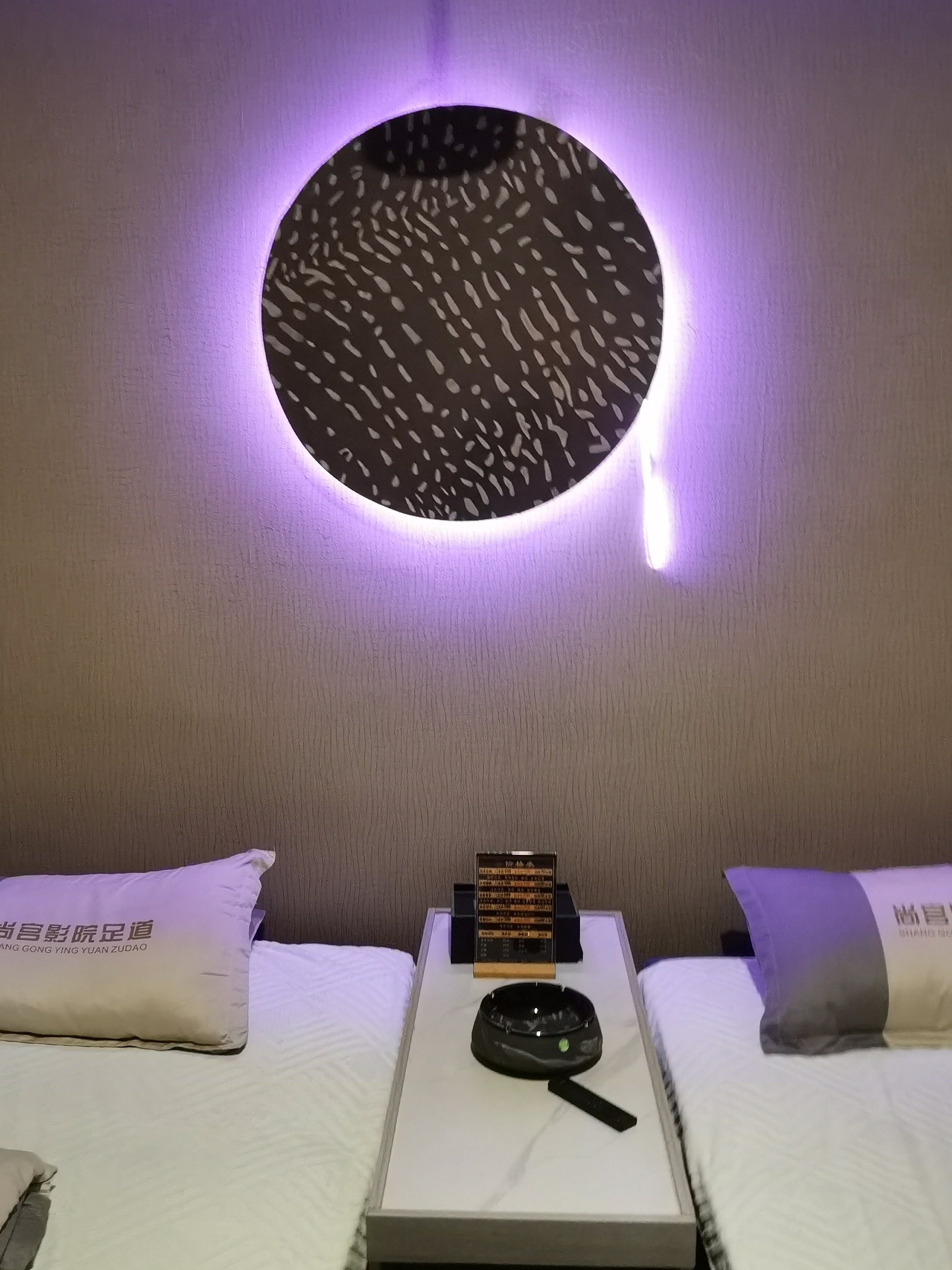 深夜学生特殊的按摩精油