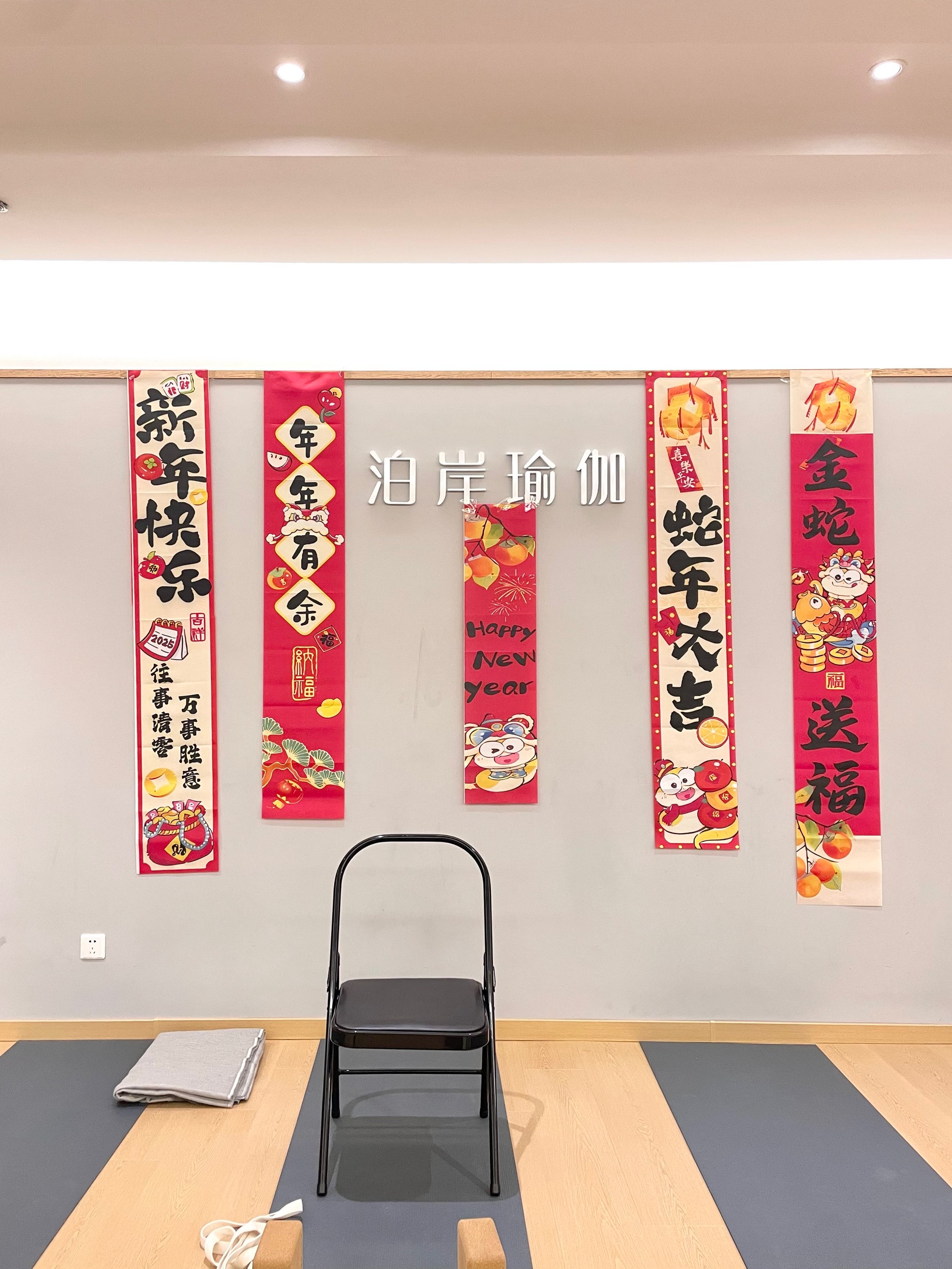 在椅子上坐着腿抬起来的运动在椅子上坐着腿抬起来的运动