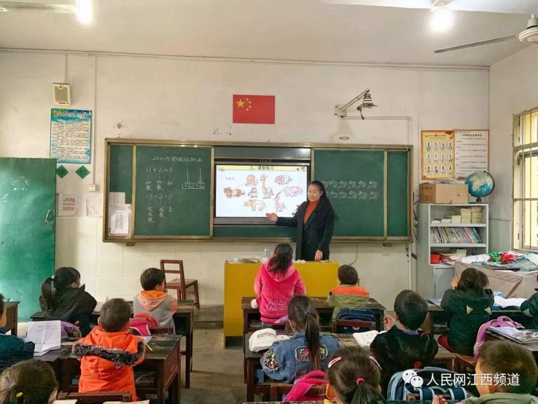 坐在老师的紫根上写作业-第2张图片