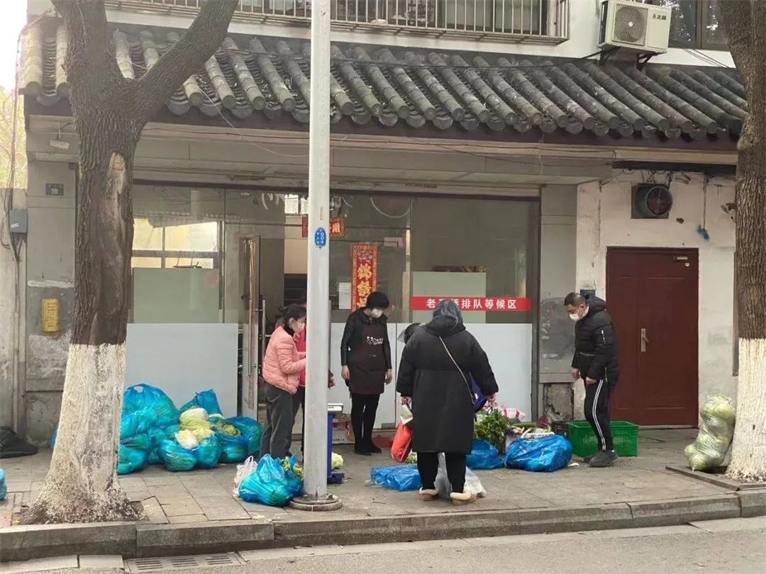 桥下奉献的爱心故事