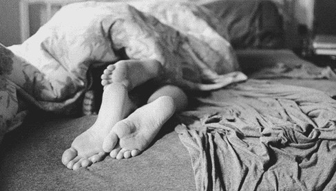 女人喊疼男人却越往里寨打扑克的背后故事-第2张图片