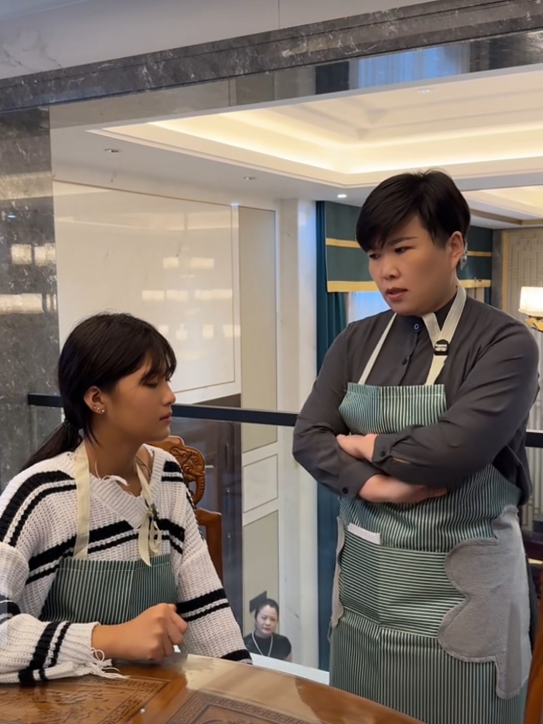 老赵抱着媛媛在厨房做饭视频
