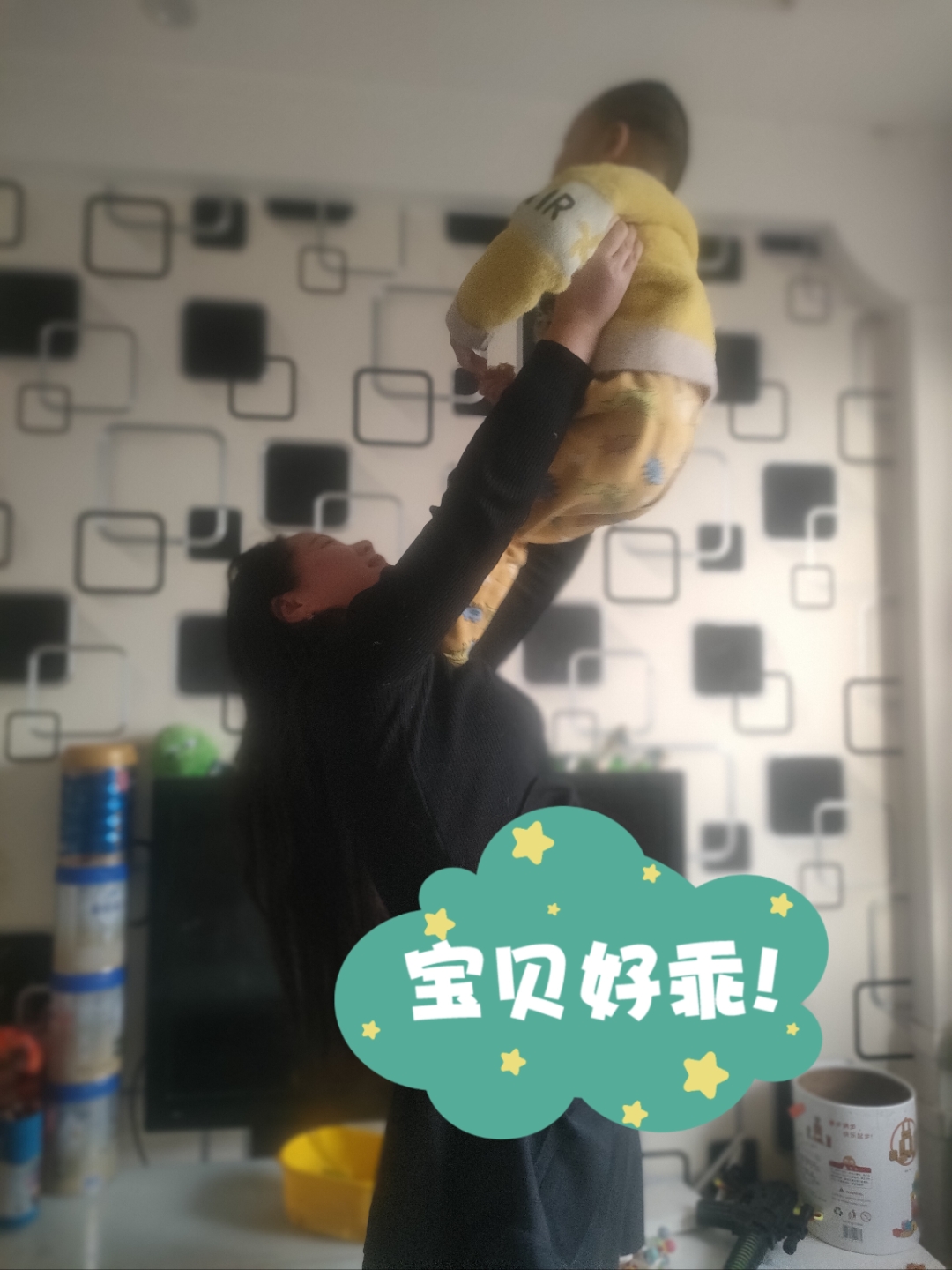 宝宝把腿抬起来靠墙上H宝宝抬腿靠墙练习，成长的探索与启示