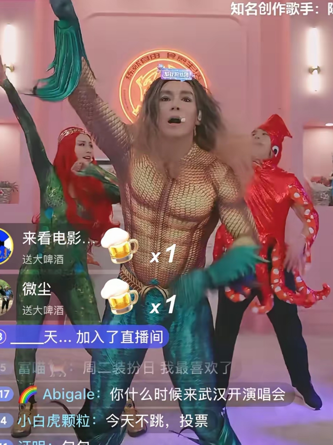 女孩直播被疯狂掰腿挤胸事件-第2张图片