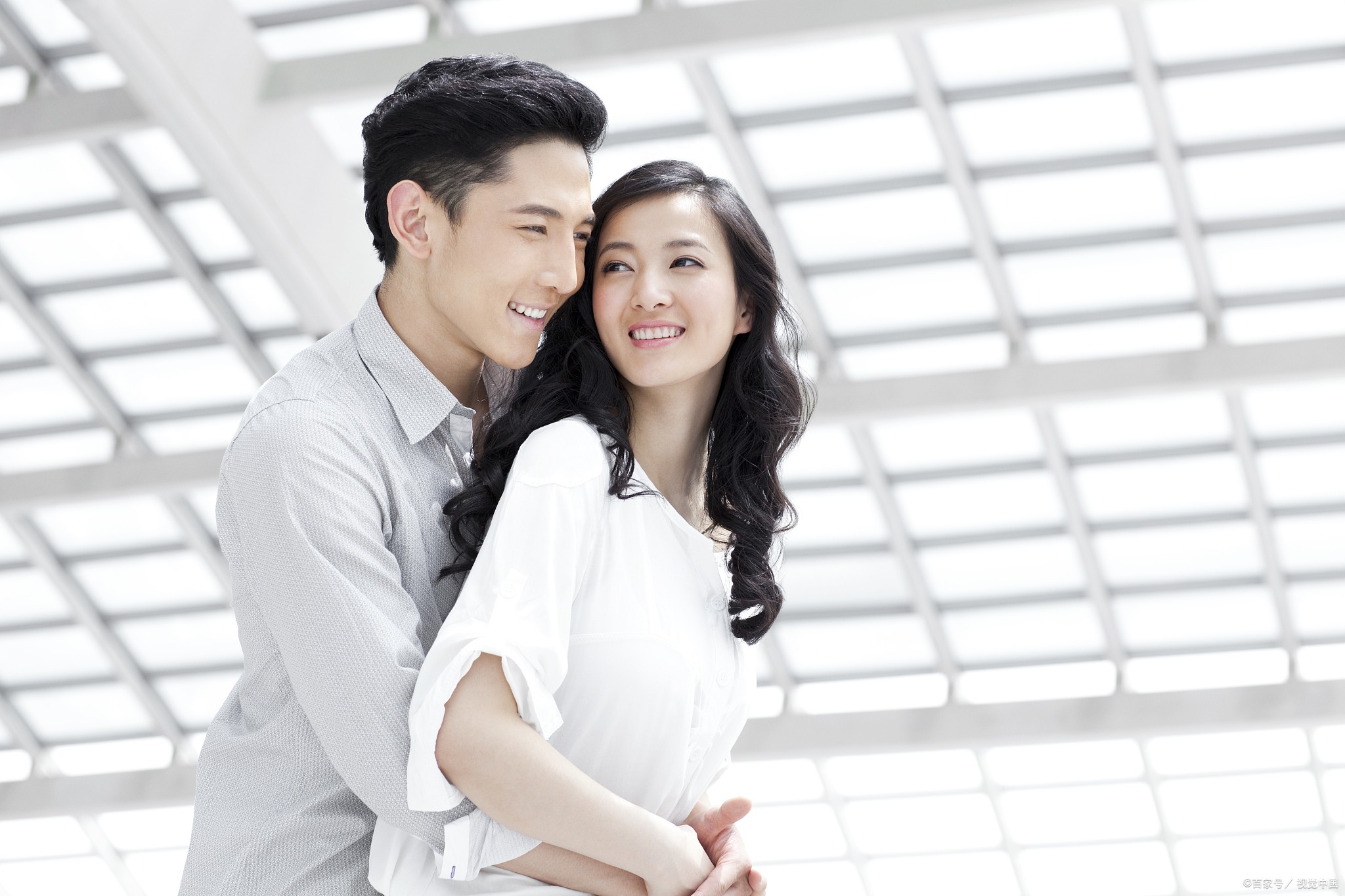 三人一男两女的温馨时光