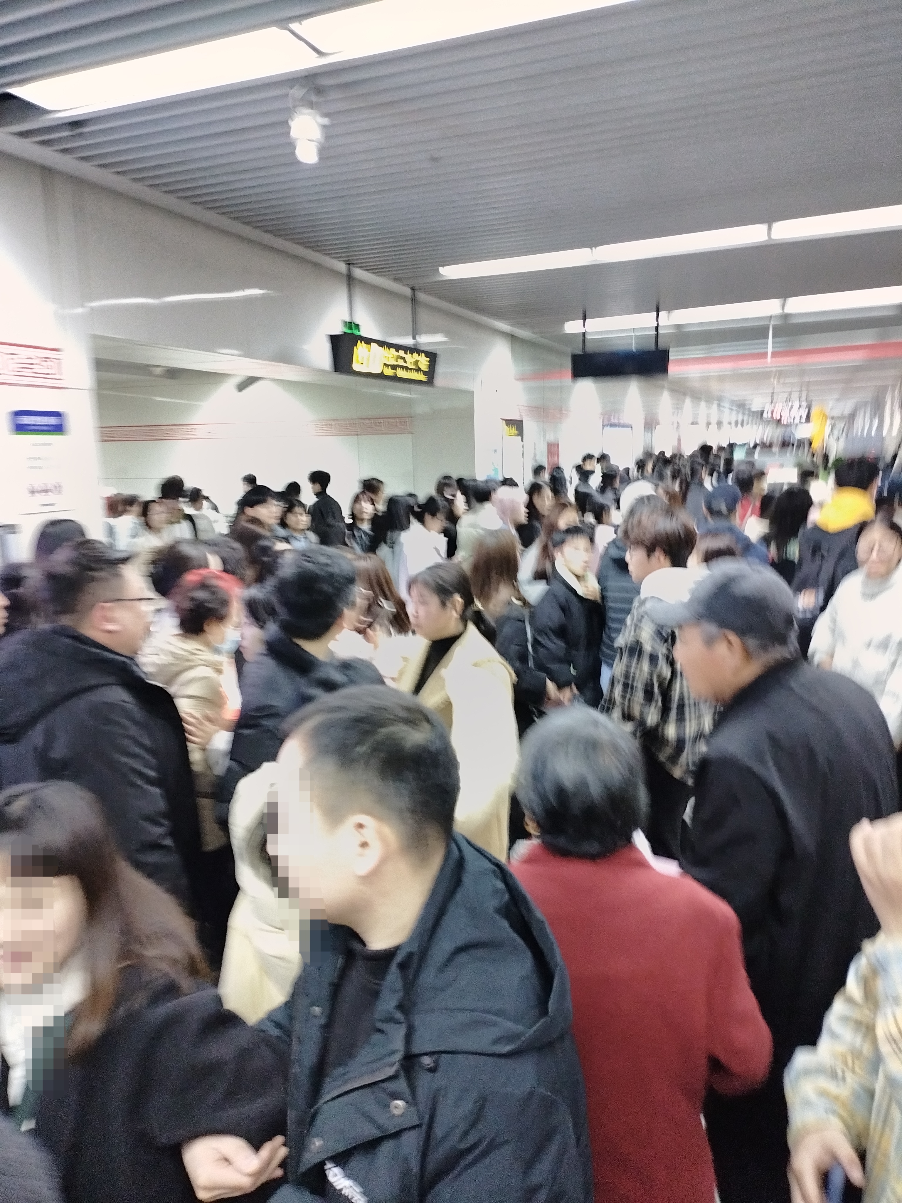 坐地铁被赶下来在地铁中被困走不了路-第3张图片