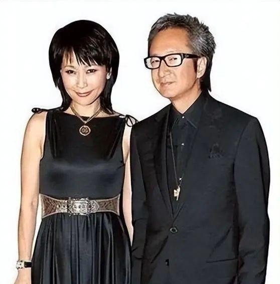 许仙当着白娘子曹小青