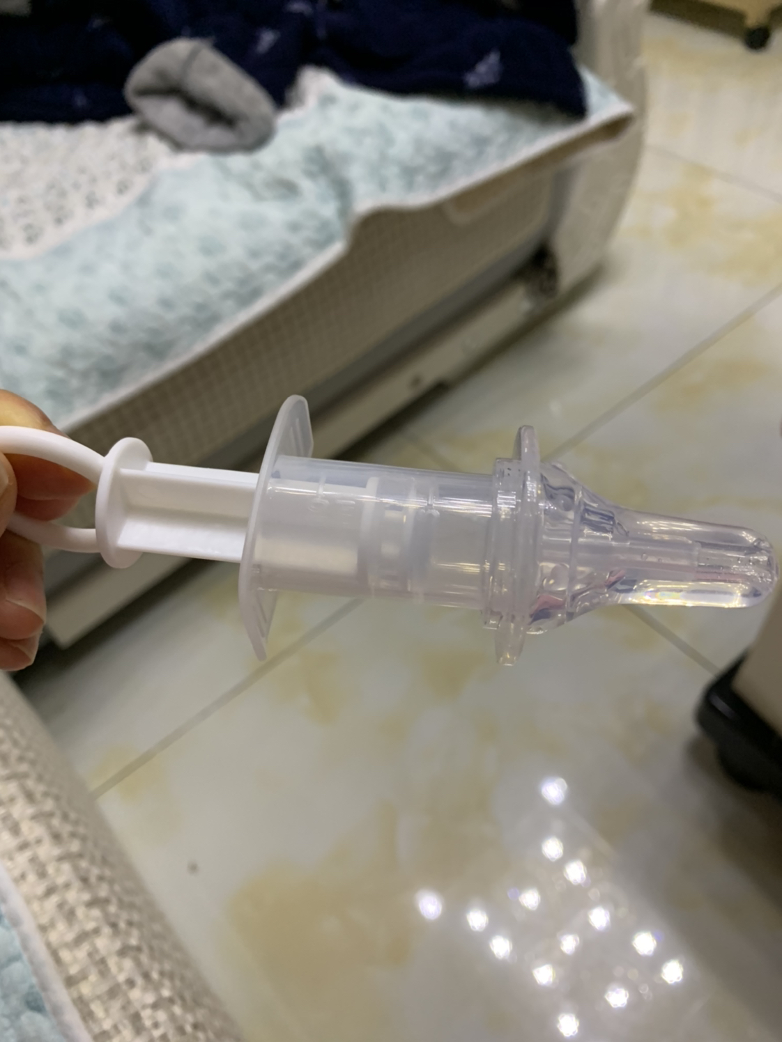 主人用注射器打水，眼中的世界-第2张图片