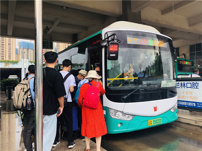 在公交车上z后排公交车后车座的疯狂之旅-第2张图片