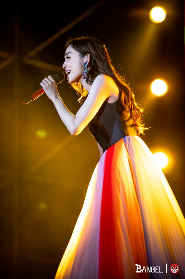 范玮琪婚礼歌曲有哪些范玮琪婚礼盛典，幸福之约的浪漫篇章-第1张图片