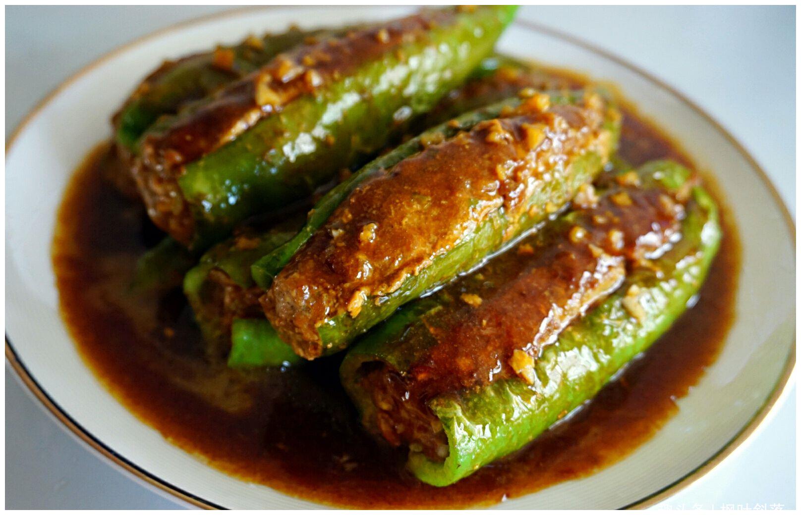 一个在上面吃，一个在下面做