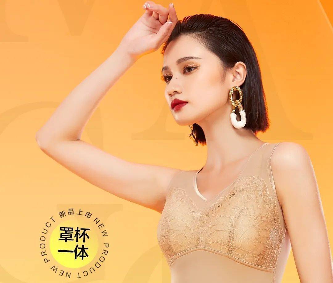 美女扒胸露出奶头视频