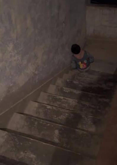 晚上家里没人日了妈妈晚上家里无人，妈妈独自度过-第2张图片