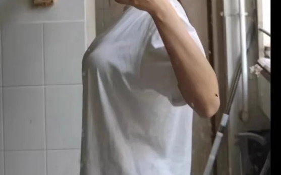 美女脱了奶罩看到大乳被男人所摸视频美女脱下奶罩，展现大乳之美