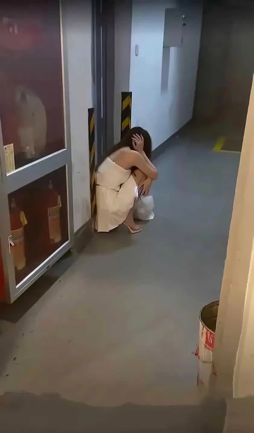 边走楼梯故意顶撞