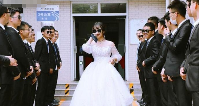 两男三女五个人组合图片2男3女正玩的尽兴
