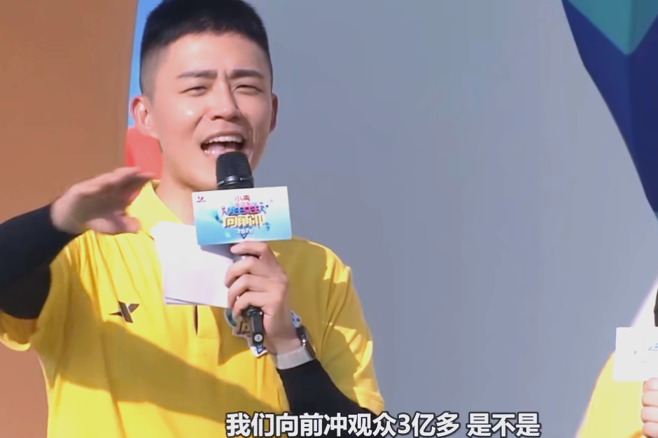 男生女生向前冲线上报名