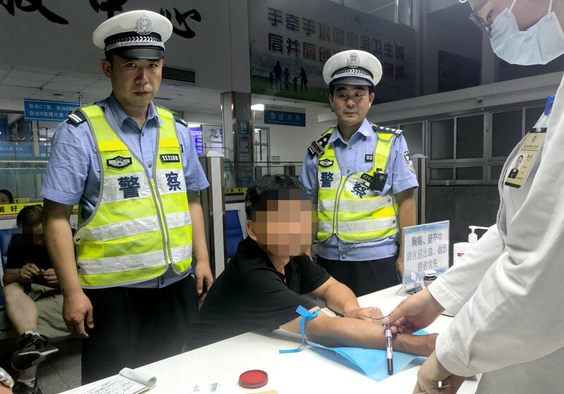 交警用小XUE查酒驾