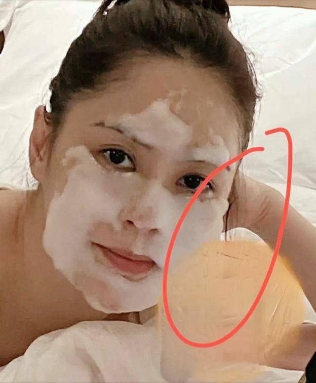 阿娇张开腿陈冠希舔阿娇与陈冠希的独特互动，一场开放的探索-第2张图片