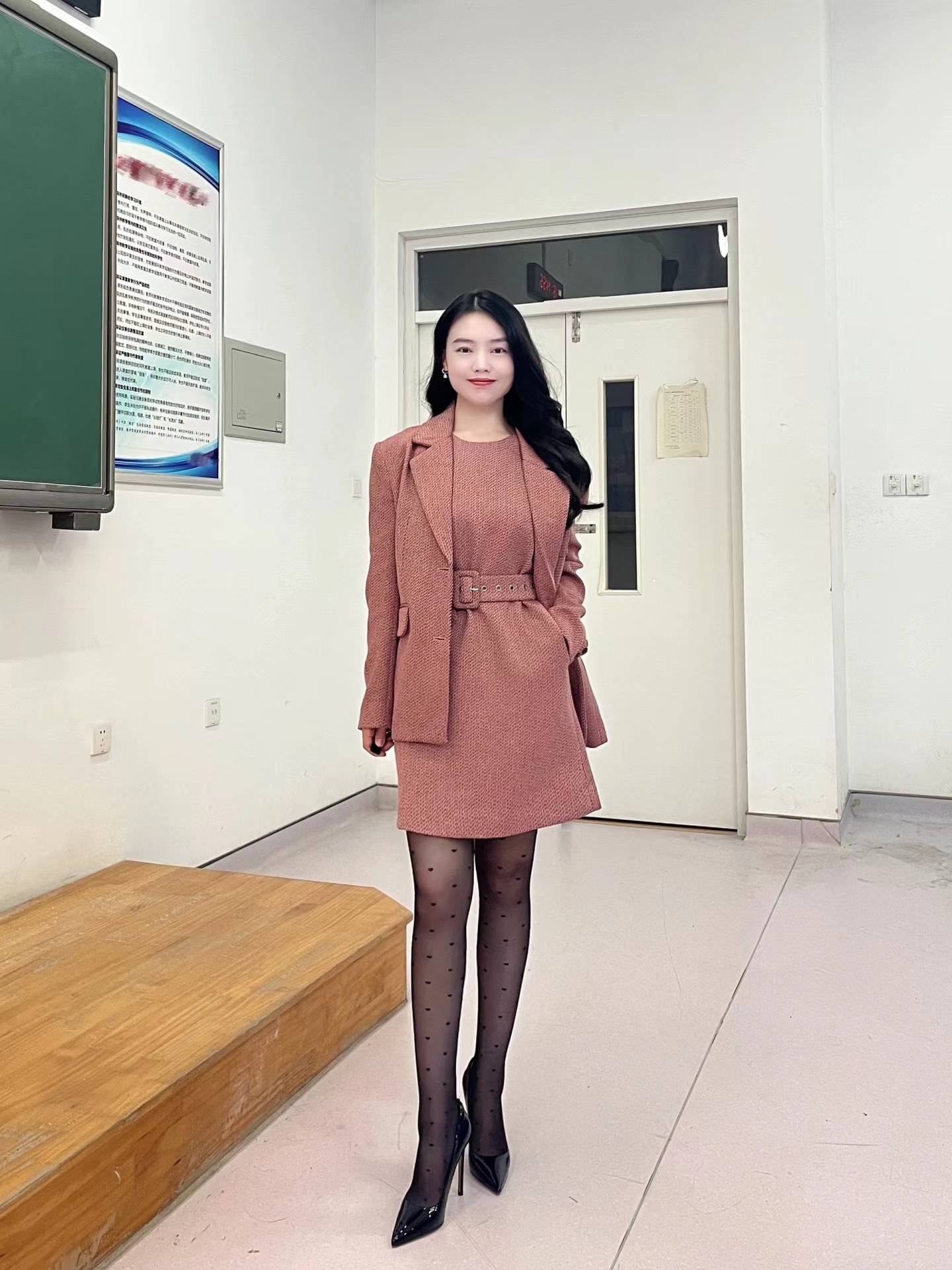 舔老师丝袜脚的事件