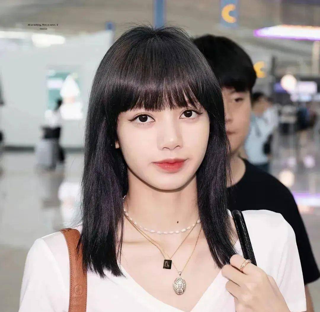 lisa全身只剩1条珍珠腰链图片Lisa珍珠腰链仅剩一条，诠释优雅与独特-第2张图片