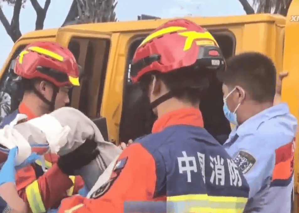 被压到落地玻璃窗前的紧急救援