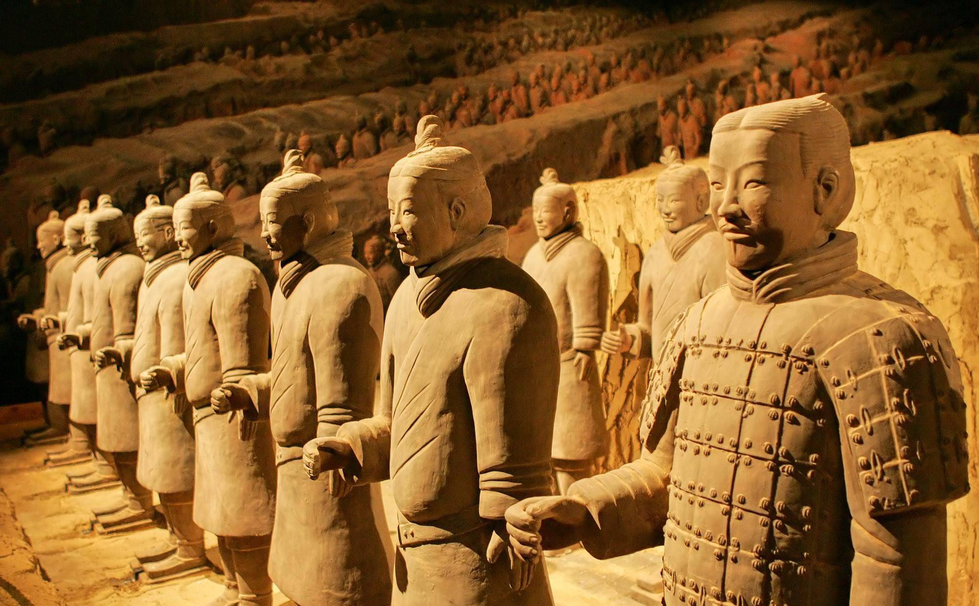 兵马俑是哪个省份的景点图片兵马俑是中国陕西省的著名景点，被誉为世界八大奇迹之一。兵马俑位于陕西省西安市附近，是中国古代陵墓和军事设施的珍贵遗产。-第2张图片