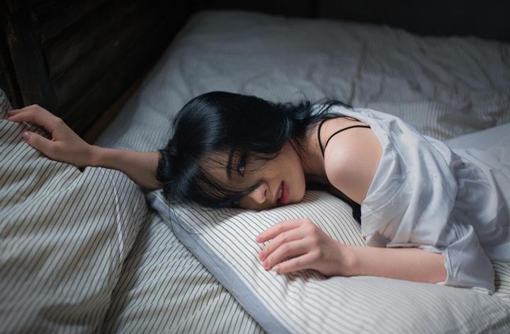 玩偶姐姐的梗源于网络，是一种充满趣味和情感的表达方式。这个梗通常指的是一种特殊的社交现象，涉及到一些具有特殊意义或象征意义的玩偶或角色。