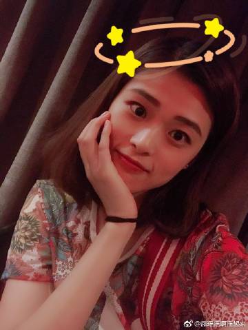 坐公交车一摇一晃的小C
