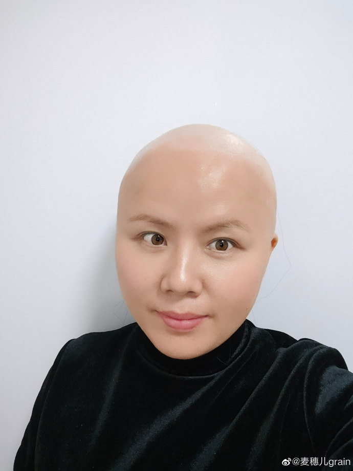 学生摸老师的头发中考前学生集体摸老师光头